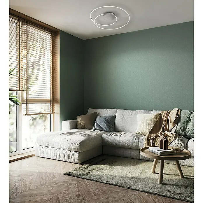 Fischer & Honsel LED-Deckenleuchte rund Holy - 33 W, Ø x H: 49 x 7,5 cm, Nickel, Mehrfarbig - Ein Wohnzimmer mit einer weißen Couch, einem Holztisch mit Dekoration und einer modernen Deckenleuchte, die für eine stilvolle Beleuchtung sorgt.