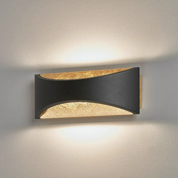 Fischer & Honsel LED-Wandleuchte Rio - 5,5 W, L x B x H: 22,5 x 7,7 x 9 cm, Sandschwarz/Gold, Warmweiß - Elegante Wandleuchte mit schwarzem Gehäuse und goldfarbenem Innenleben, die ein warmes und einladendes Licht verbreitet. Perfekt für moderne Wohnräume.