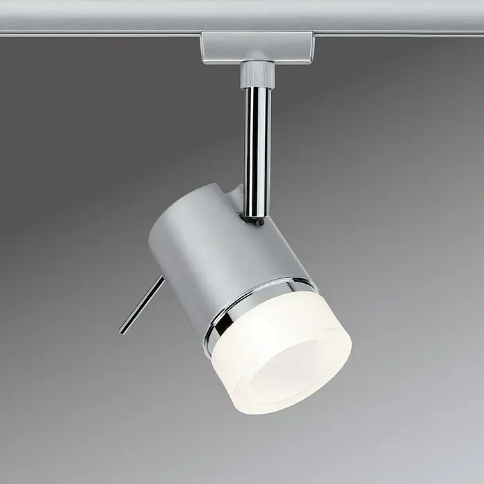 Paulmann URail LED-Spot PipeGU10, Chrom matt - Nahaufnahme einer modernen Chrom-Deckenleuchte mit weißem Diffusor vor einem neutralen Hintergrund. Elegante Beleuchtungslösung.