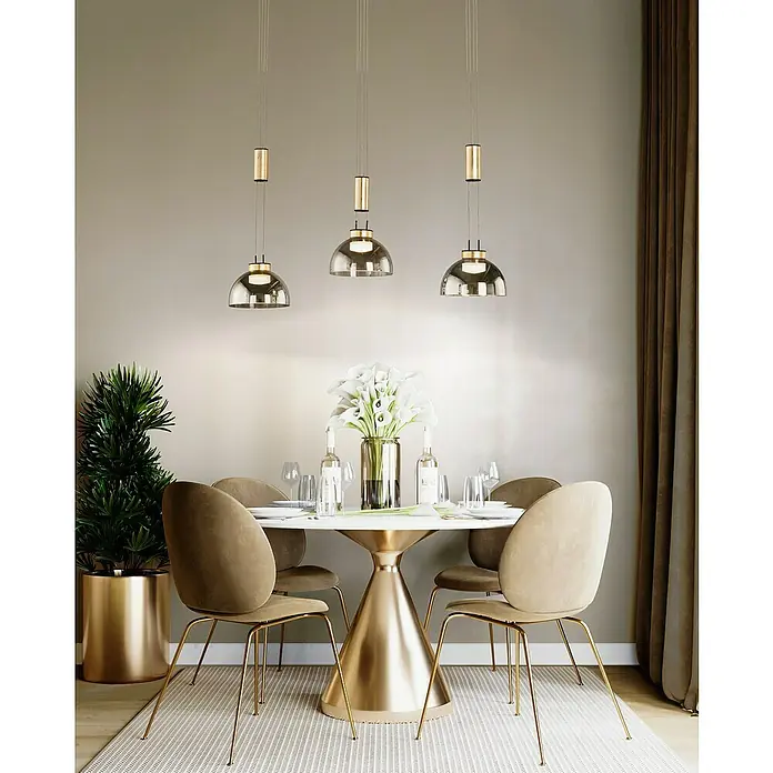 Fischer & Honsel LED-Pendelleuchte Avignon - 27 W, Rauchglas/Gold, Sandschwarz, Anzahl Leuchtmittel: 3 Stk. - Das Bild zeigt eine elegante Esszimmergarnitur mit einem runden Tisch, stilvollen Stühlen und modernen Pendelleuchten.
