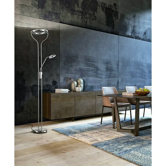 Fischer & Honsel LED-Stehleuchte Davos - 36,5 W, Höhe: 180 cm, Nickel, Mehrfarbig - Moderne Stehlampe mit zwei Leuchten und Chromfinish. Die Lampe steht neben einem Sideboard und einem Esstisch auf einem hellen Holzboden.