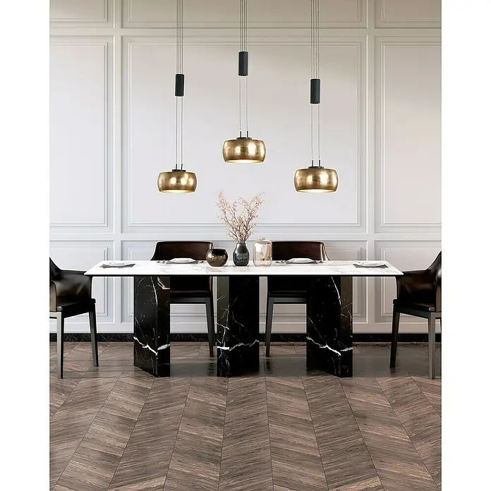 Fischer & Honsel LED-Pendelleuchte Colette - 27 W, Gold, Sandschwarz, Warmweiß - Elegantes Esszimmer mit Marmortisch und drei goldenen Hängeleuchten, die eine warme Atmosphäre schaffen.