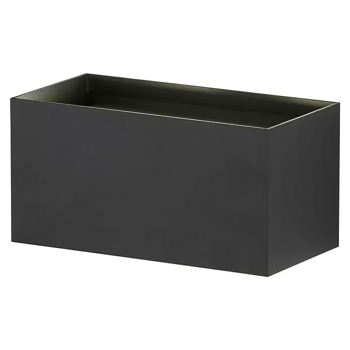 Fischer & Honsel LED-Wandleuchte Wallo - 12 W, L x B x H: 10 x 20 x 10 cm, Sandschwarz, Warmweiß - Dunkelgrauer rechteckiger Pflanzkübel mit strukturierter Oberfläche und leicht reflektierender Innenseite.