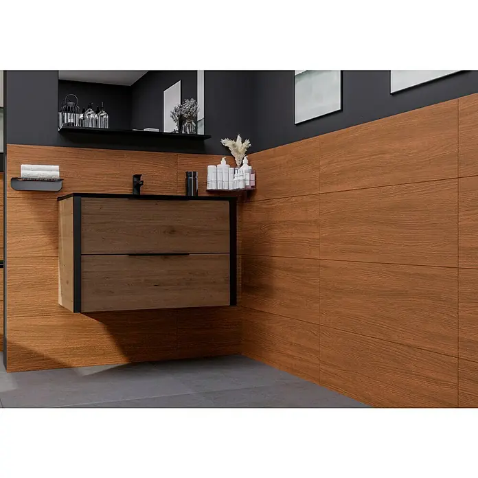 Wandfliese Spa Cuero Base - 30 x 90 cm, Braun, Matt - Ein modernes Badezimmer mit einem schwebenden Waschtisch aus Holz und einer Wandverkleidung in Holzoptik, die eine warme Atmosphäre schafft.