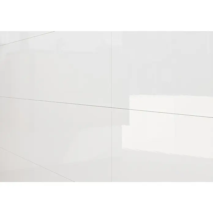 Ambiente by Palazzo Wandfliese Snowwhite - 30 x 90 cm, Weiß, Glänzend - Nahaufnahme einer glänzenden, weißen Wandverkleidung, die durch feine Fugenlinien in einzelne Paneele unterteilt ist und eine moderne Ästhetik vermittelt.