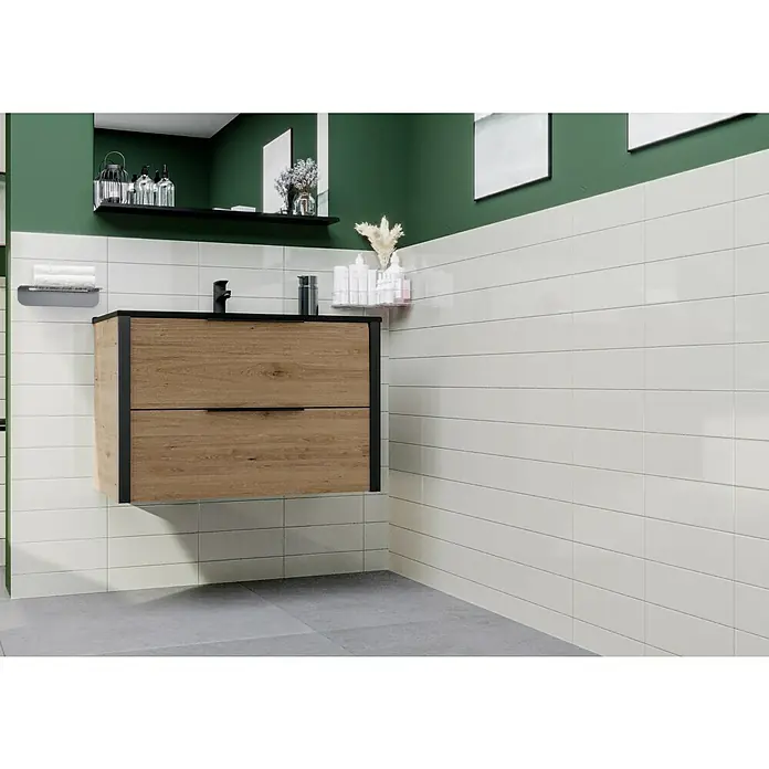Modern Style Wandfliese Rustic Emotion - 9,8 x 29,8 cm, Creme, Glänzend - Modernes Badezimmer mit Waschtischunterschrank in Holzoptik und schwarzem Rahmen, dazu passende Armatur und Ablageflächen.