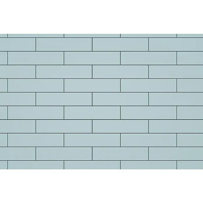 Modern Style Wandfliese Urban Aqua - 7,5 x 30 cm, Hellblau, Glänzend - Nahaufnahme einer Wand mit hellblauen rechteckigen Fliesen, die horizontal verlegt sind und ein modernes, sauberes Design zeigen.