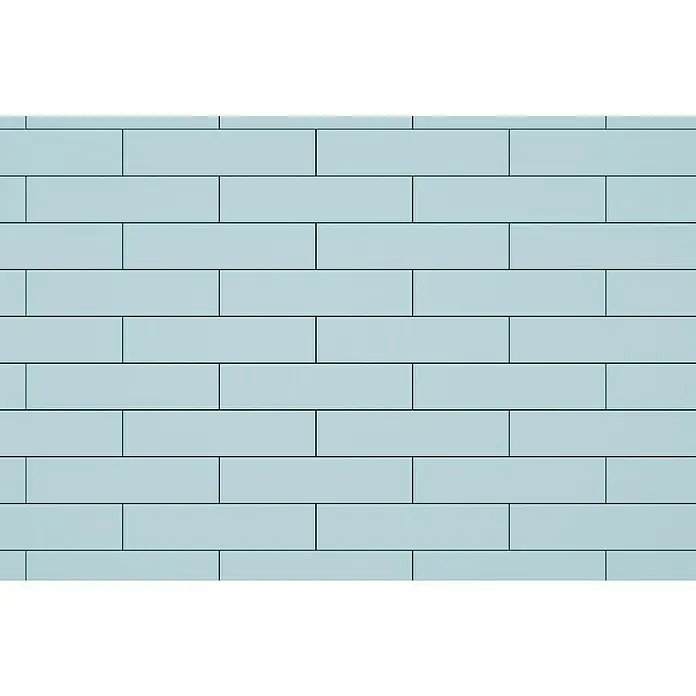 Modern Style Wandfliese Urban Aqua - 7,5 x 30 cm, Hellblau, Matt - Die blauen Wandfliesen sind rechteckig und horizontal im Versatzmuster angeordnet, wodurch eine saubere und moderne Oberfläche entsteht.