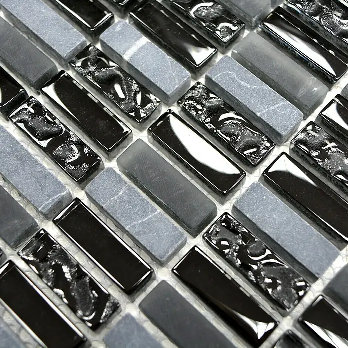 Mosaikfliese Stäbchen Crystal Mix XCM XS99 - 31,3 x 31,8 cm, Grau/Schwarz, Glänzend - Nahaufnahme eines Mosaiks aus grauen Natursteinen, schwarzen Glassteinen und dekorativen Steinen für einen luxuriösen Look.