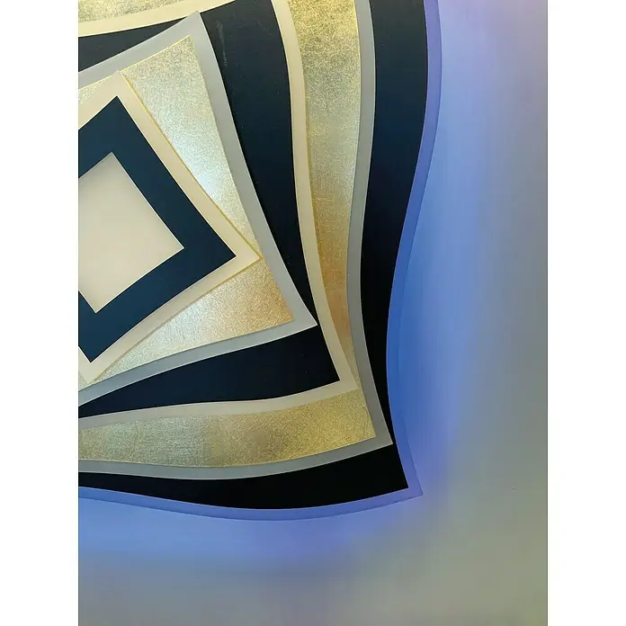 Fischer & Honsel LED-Deckenleuchte Hero - 50 W, L x B x H: 50 x 50 x 7,6 cm, Gold/Sandschwarz, Mehrfarbig - Nahaufnahme eines Dekorationselements mit goldenen und schwarzen Akzenten, das ein modernes Design aufweist.