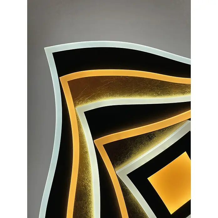 Fischer & Honsel LED-Deckenleuchte Hero - 50 W, L x B x H: 50 x 50 x 7,6 cm, Gold/Sandschwarz, Mehrfarbig - Nahaufnahme einer stilvollen Deckenleuchte mit goldenen Akzenten und LED-Beleuchtung, die ein modernes und elegantes Ambiente schafft.