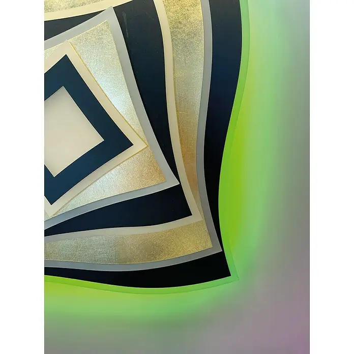 Fischer & Honsel LED-Deckenleuchte Hero - 50 W, L x B x H: 50 x 50 x 7,6 cm, Gold/Sandschwarz, Mehrfarbig - Ein fesselndes Kunstwerk mit goldenen, schwarzen und silbernen Schichten, beleuchtet von einem dynamischen Farbverlauf in Grün und Lila.