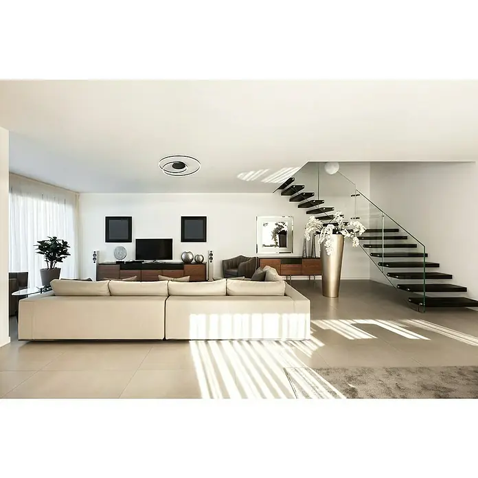 Fischer & Honsel LED-Deckenleuchte rund Holy - 38 W, Ø x H: 68 x 8 cm, Sandschwarz, Mehrfarbig - Wohnzimmer mit modernem Sofa, TV-Möbeln und einer Treppe mit Glasgeländer. Helle, offene Gestaltung für ein luxuriöses Ambiente.