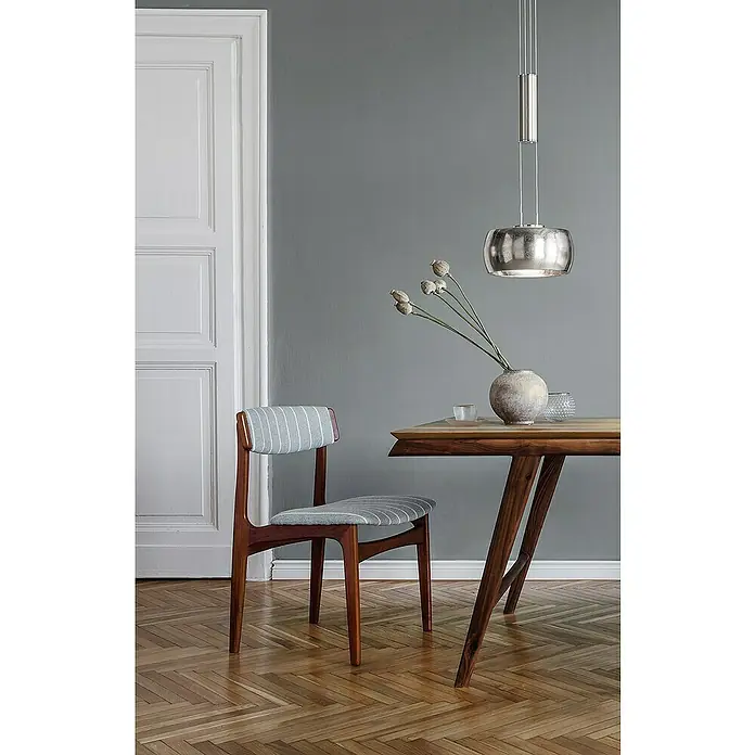 Fischer & Honsel LED-Pendelleuchte Colette - 1 Stk., 9 W, Nickel, Nickel, Warmweiß - Esszimmer mit einem Holztisch, einem Stuhl mit gestreiftem Bezug und einer modernen silbernen Hängelampe.