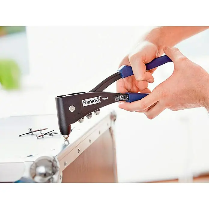 Rapid Blindnietzange RP40 Multi Koffer-Set - Geeignet für: Aluminiumnieten, Nietdurchmesser: 4,8 mm, Ergonomischer Griff - Nahaufnahme einer Rapid RP40 Nietenzange beim Vernieten von Metall. Ideal für Heimwerker- und Profi-Projekte.