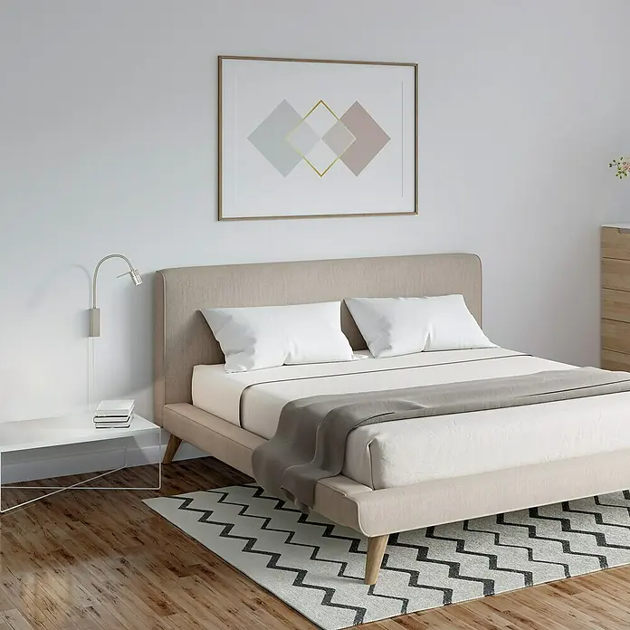 Fischer & Honsel LED-Wandleuchte River - 4,5 W, L x B x H: 40 x 4 x 40 cm, Nickel, Warmweiß - Ein beigefarbenes Bett mit einem passenden Kopfteil steht auf einem geometrischen Teppich mit einem weißen Nachttisch.
