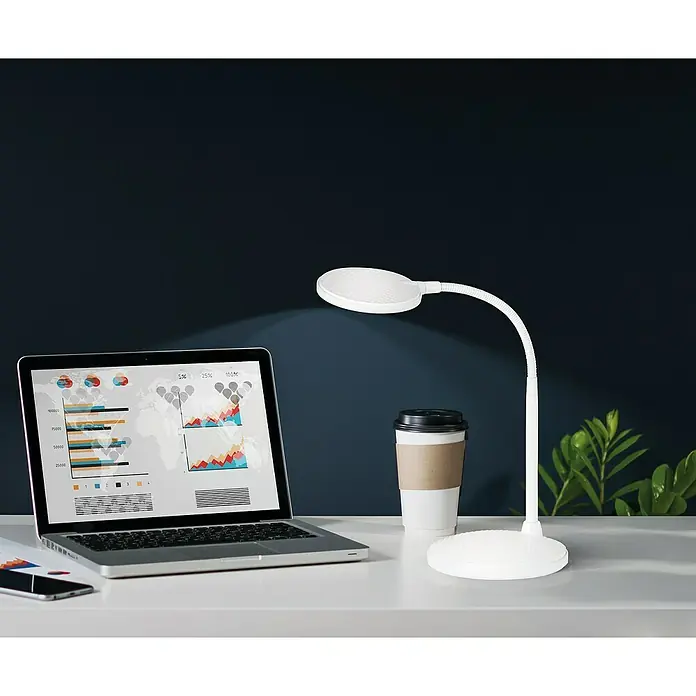 Fischer & Honsel LED-Tischleuchte Work - 4,5 W, L x B x H: 22 x 14,5 x 36,5 cm, Weiß, Warmweiß - Ein weißer Schreibtisch mit einem Laptop, einer Kaffeetasse, einem Smartphone und einer modernen, runden LED-Tischleuchte.