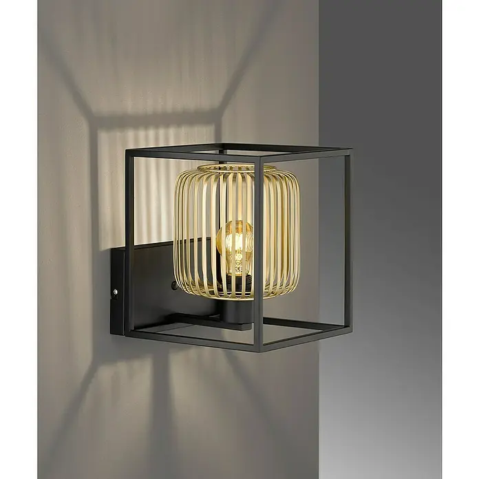 Fischer & Honsel Wandleuchte Caydo - 40 W, L x B x H: 23 x 23 x 25,5 cm, Sandschwarz/Gold, E27 - Wandleuchte mit einem quadratischen, schwarzen Rahmen und einem goldenen, zylindrischen Lampenschirm mit dekorativer Glühbirne.