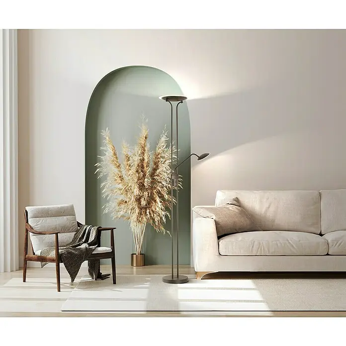 Fischer & Honsel Tallri LED-Deckenfluter - 42,5 W, Höhe: 180 cm, Sandschwarz, Mehrfarbig - Das Bild zeigt eine elegante Stehlampe mit zwei Leuchten, die ein stilvolles Ambiente in einem modern eingerichteten Wohnzimmer schafft.