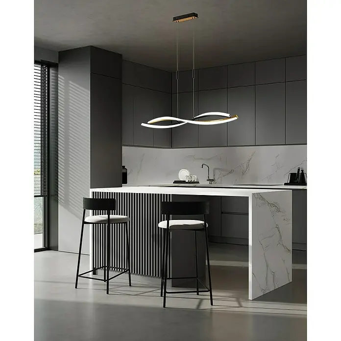 Fischer & Honsel LED-Pendelleuchte Torcido - 7 W, Gold/Sandschwarz, Mehrfarbig - Moderne Küche mit minimalistischer Pendelleuchte in geschwungener Form über einer Kücheninsel mit Barhockern.