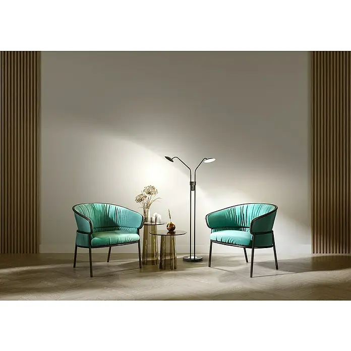 Fischer & Honsel Tallri LED-Stehleuchte - 15 W, Höhe: 135 cm, Sandschwarz, Mehrfarbig, Anzahl Leuchtenköpfe: 2 Stk. - Zwei türkisfarbene Sessel und eine Stehlampe in einem eleganten Wohnzimmer. Die Sessel sind der Blickfang des Raumes, harmonisch ergänzt durch die Lampe.