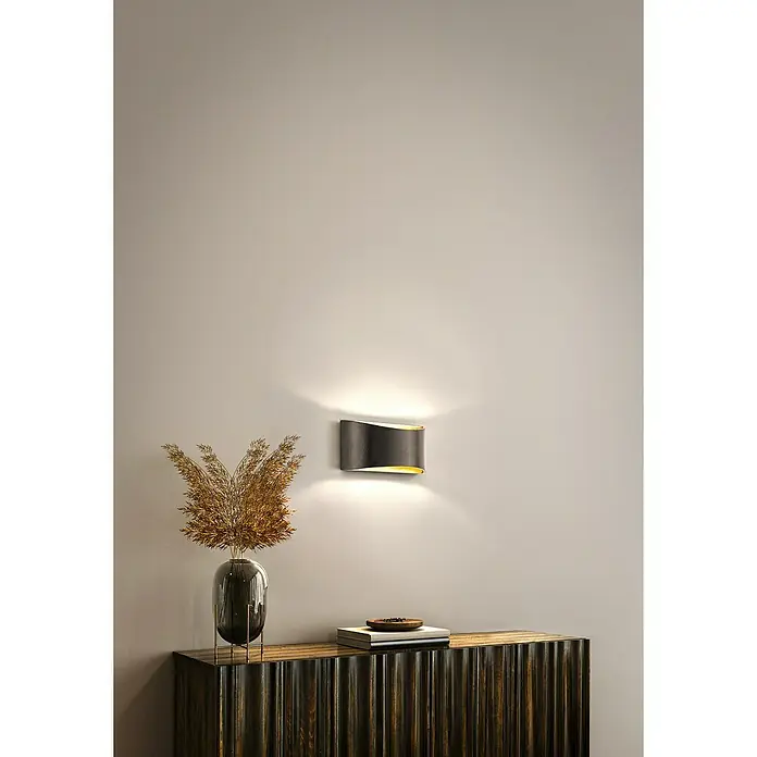 Fischer & Honsel LED-Wandleuchte Arles - 12 W, L x B x H: 30 x 9,5 x 14 cm, Schwarz/Gold, Warmweiß - Wandleuchte aus Metall mit geschwungenem Design und indirekter Beleuchtung, die eine warme Atmosphäre im Raum erzeugt.