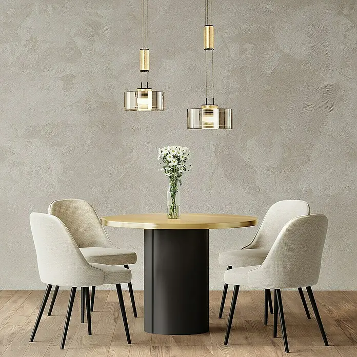 Fischer & Honsel LED-Pendelleuchte Lavin - 18 W, Gold/Schwarz, Warmweiß, 2 Stk. - Eleganter Essbereich mit einem runden Tisch, vier Stühlen und zwei stilvollen Pendelleuchten, die für eine gemütliche Atmosphäre sorgen.