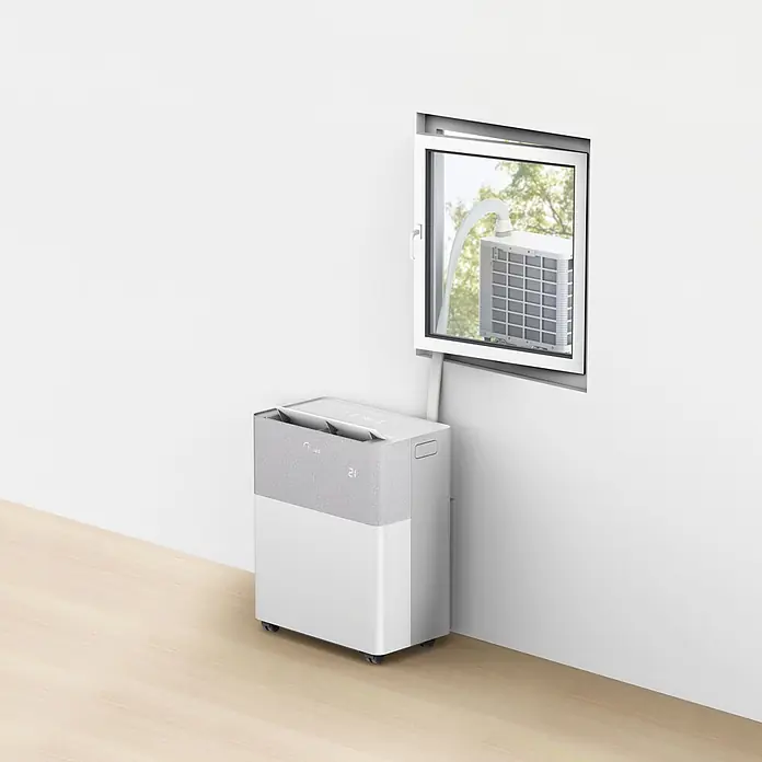 Midea Klimasplitgerät PortaSplit 12.000 Btu - Kühlleistung: 3.500 W, Heizleistung: 3.500 W, Raumgröße: 42 m² - Mobile Klimaanlage der Marke Midea mit Abluftschlauch am Fenster, modernes Design für flexible Kühlung in jedem Raum.