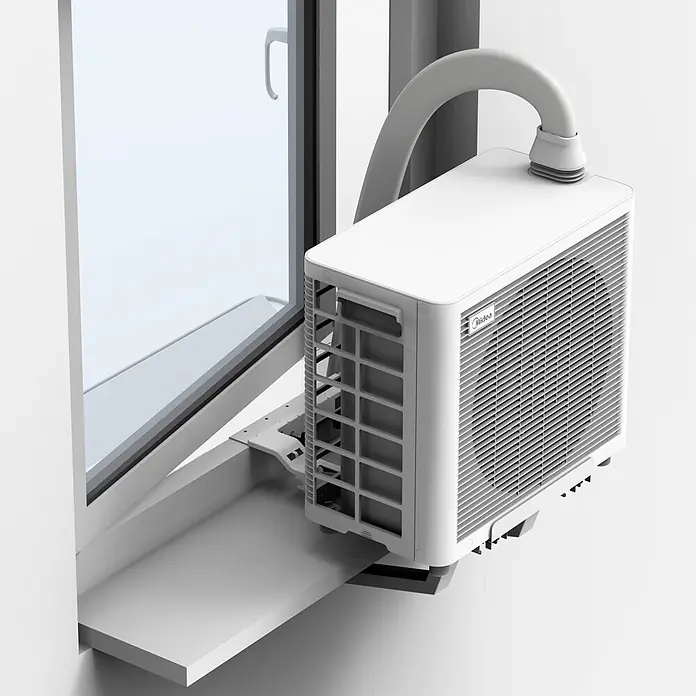 Midea Klimasplitgerät PortaSplit 12.000 Btu - Kühlleistung: 3.500 W, Heizleistung: 3.500 W, Raumgröße: 42 m² - Fenster-Klimaanlage von Midea mit Abluftschlauch, montiert in einem geöffneten Fenster. Praktische Lösung für kleine Räume und einfache Installation.