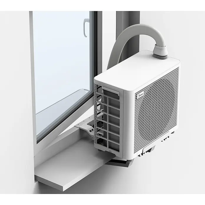 Midea Klimasplitgerät PortaSplit 12.000 Btu - Kühlleistung: 3.500 W, Heizleistung: 3.500 W, Raumgröße: 42 m² - Fenster-Klimaanlage von Midea mit Abluftschlauch, montiert in einem geöffneten Fenster. Praktische Lösung für kleine Räume und einfache Installation.