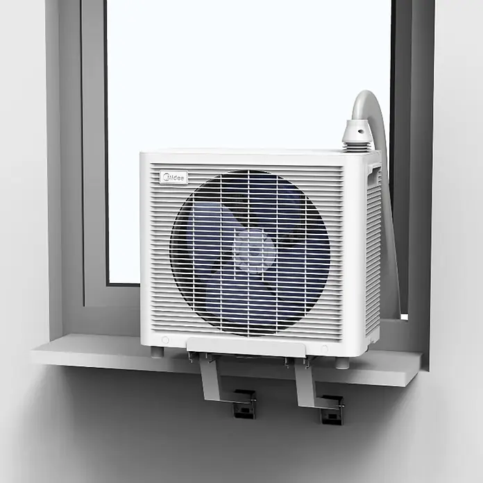 Midea Klimasplitgerät PortaSplit 12.000 Btu - Kühlleistung: 3.500 W, Heizleistung: 3.500 W, Raumgröße: 42 m² - Das Bild zeigt eine Midea Klimaanlage, die mit einer Halterung an einem Fenster montiert ist, um für Kühlung zu sorgen.