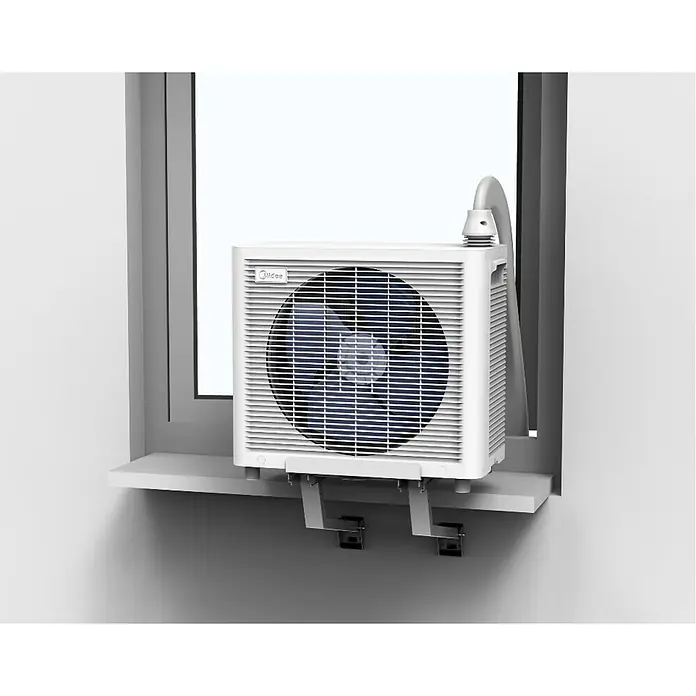 Midea Klimasplitgerät PortaSplit 12.000 Btu - Kühlleistung: 3.500 W, Heizleistung: 3.500 W, Raumgröße: 42 m² - Das Bild zeigt eine Midea Klimaanlage, die mit einer Halterung an einem Fenster montiert ist, um für Kühlung zu sorgen.