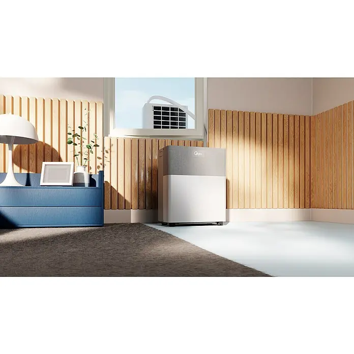 Midea Klimasplitgerät PortaSplit 12.000 Btu - Kühlleistung: 3.500 W, Heizleistung: 3.500 W, Raumgröße: 42 m² - Das Bild zeigt eine Midea Klimaanlage im Raum mit Holzpaneelwand, die durch ein Fenster mit Abluftschlauch nach draußen verbunden ist.