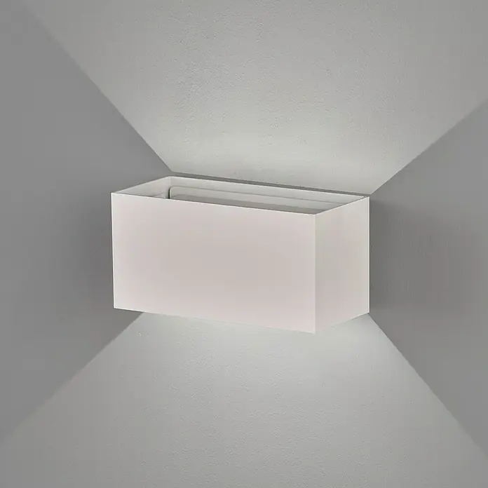 Fischer & Honsel LED-Wandleuchte Wallo - 12 W, L x B x H: 10 x 20 x 10 cm, Sandweiß, Warmweiß - Nahaufnahme einer modernen weißen Wandleuchte, die ein sanftes, diffuses Licht ausstrahlt und die minimalistische Ästhetik betont.