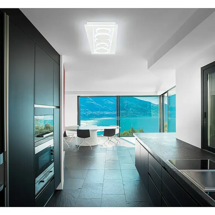 Fischer & Honsel LED-Deckenleuchte Ratio - 42 W, L x B x H: 90 x 30 x 5,5 cm, Weiß, Mehrfarbig - Moderne Küchenansicht mit einem stilvollen Deckenelement mit kreisförmigem Muster, das für ein elegantes Ambiente sorgt.