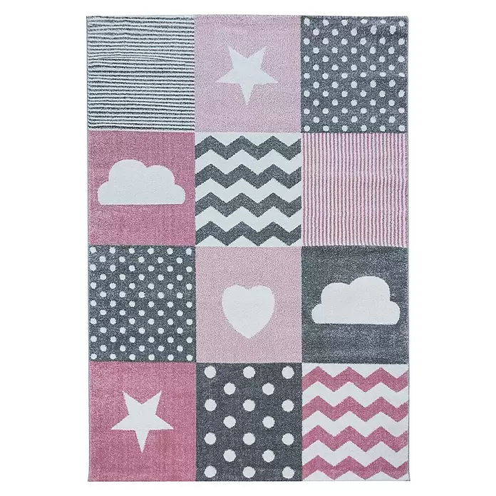 Kinderteppich Kids 0620 - Pink, 200 x 140 cm, 100 % Polypropylen - Ein rechteckiger Kinderteppich mit Patchwork-Design. Er zeigt Quadrate mit Sternen, Herzen, Wolken, Streifen, Punkten und Chevron-Mustern in Rosa, Grau und Weiß.