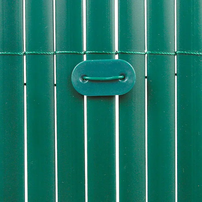 Nortene Clip de fijación Fixcane - Plástico, Verde, 26 ud. - Primer plano de una valla de pantalla de privacidad de PVC verde con un soporte.