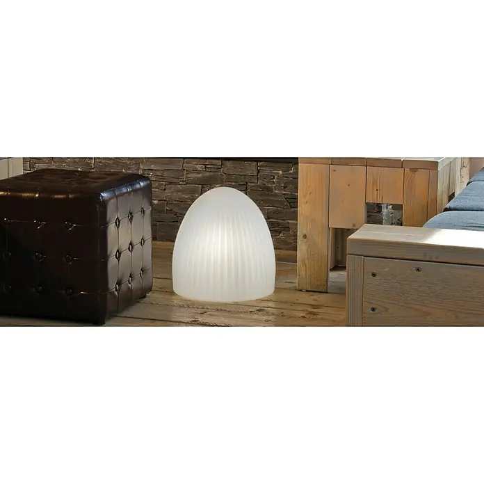 8 Seasons Design Shining Dekoleuchte Cage - 9 W, Weiß, L x B x H: 37 x 37 x 39 cm - Nahaufnahme eines weißen, gerippten, kuppelförmigen LED-Lichtobjekts auf einem Holzboden, das ein modernes, gemütliches Ambiente schafft.