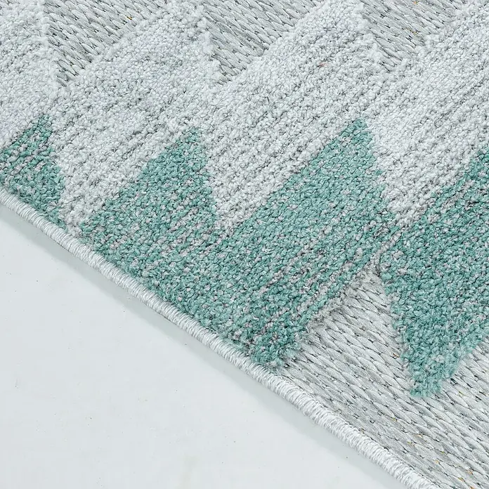 Outdoor-Teppich Bahama II - Blau, 200 x 140 cm, 100 % Polypropylen - Nahaufnahme eines Teppichs mit Zickzackmuster in Grau- und Türkistönen, der Textur und Design hervorhebt.