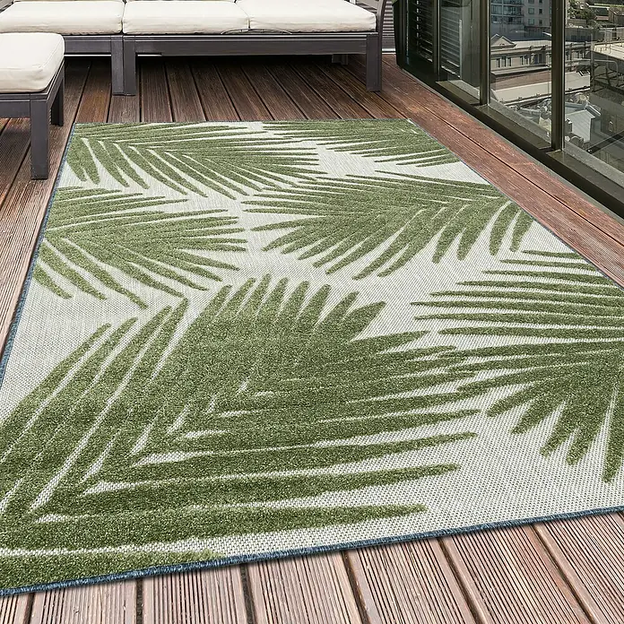 Outdoor-Teppich Bahama VIII - Grün, 200 x 140 cm, 100 % Polypropylen - Ein rechteckiger Outdoor-Teppich mit einem grünen Palmenblattmuster, der eine tropische Note auf eine Terrasse bringt.