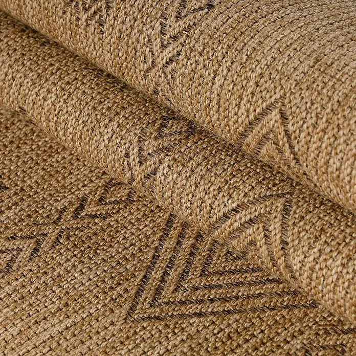 Outdoor-Teppich Dhaka III - Schwarz, 290 x 200 cm, 100 % Polypropylen - Nahaufnahme eines Teppichs aus Jute mit geometrischem Muster. Die Textur und die warmen Farben des Teppichs sind deutlich zu erkennen.