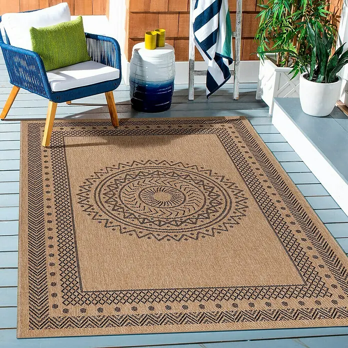 Outdoor-Teppich Dhaka I - Schwarz, 200 x 140 cm, 100 % Polypropylen - Ein rechteckiger Teppich mit einem ethnischen Kreisdesign, der eine warme und einladende Atmosphäre auf der Terrasse schafft.