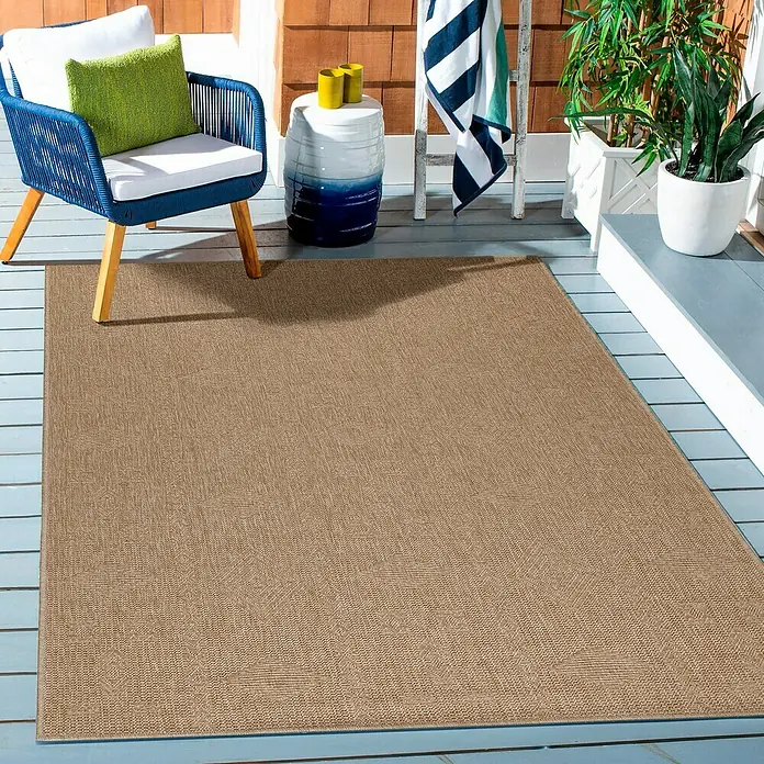 Outdoor-Teppich Dhaka V - Beige, 150 x 80 cm, 100 % Polypropylen - Ein beiger Outdoor-Teppich liegt auf einer Terrasse und bietet einen stilvollen und komfortablen Akzent für den Außenbereich.