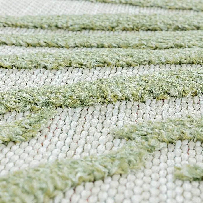 Outdoor-Teppich Bahama VIII - Grün, 250 x 80 cm, 100 % Polypropylen - Detailansicht eines Teppichs mit grünen Streifen auf einem weißen, gewebten Untergrund, der eine taktile Textur zeigt.