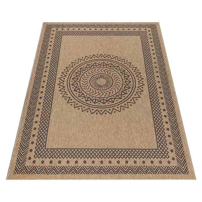 Outdoor-Teppich Dhaka I - Schwarz, 200 x 140 cm, 100 % Polypropylen - Beigefarbener rechteckiger Teppich mit dunklen geometrischen Mustern, großem zentralem Mandala und Bordürendesigns.