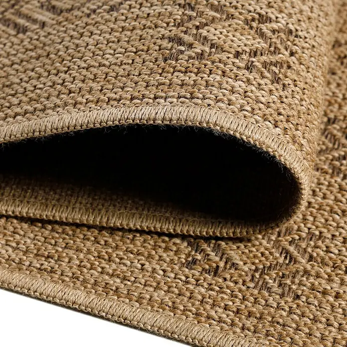 Outdoor-Teppich Dhaka III - Schwarz, 290 x 200 cm, 100 % Polypropylen - Detailansicht eines gewebten Teppichs mit braunem Zickzackmuster und gewalztem Rand, der die Textur und Verarbeitung des Teppichs hervorhebt.