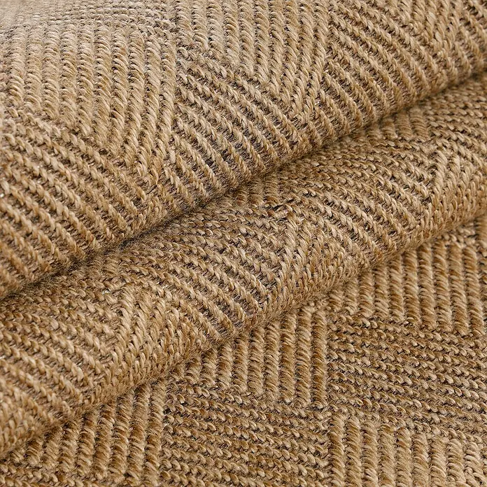 Outdoor-Teppich Dhaka IV - Schwarz, 150 x 80 cm, 100 % Polypropylen - Nahaufnahme eines gewebten Teppichs mit einem Fischgrätenmuster, der Textur und Wärme ausstrahlt.