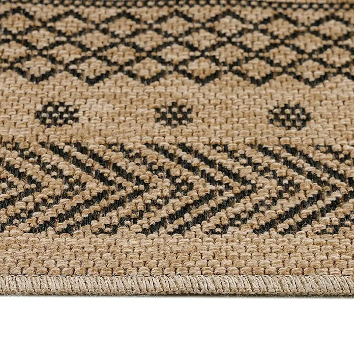 Outdoor-Teppich Dhaka I - Schwarz, 200 x 140 cm, 100 % Polypropylen - Detailaufnahme eines Teppichs mit geometrischen Mustern in Beige- und Schwarztönen. Das Design verleiht dem Teppich eine stilvolle Note.