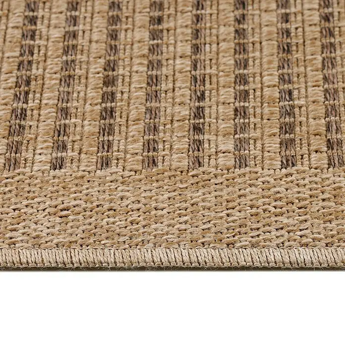 Outdoor-Teppich Dhaka II - Schwarz, 200 x 140 cm, 100 % Polypropylen - Detailaufnahme eines gestreiften Teppichs aus Naturfasern mit braunen Akzenten und einer robusten Webstruktur.