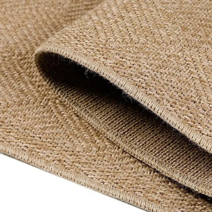 Outdoor-Teppich Dhaka VI - Beige, 150 x 80 cm, 100 % Polypropylen - Detailaufnahme eines gewebten Teppichs in warmen Erdtönen, der eine elegante Textur und hochwertige Verarbeitung zeigt.